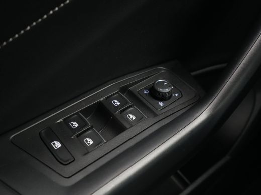Volkswagen T-Roc 1.5 TSI 150pk DSG R-Line Navigatie Pdc Acc Led 226 ActivLease financial lease