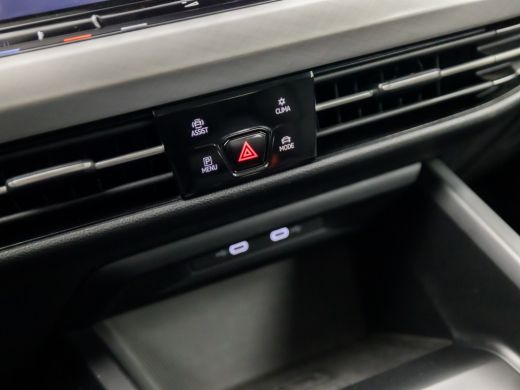 Volkswagen Golf 1.5 TSI Sport (APPLE CARPLAY, 4 CILINDER, GROOT NAVI, SFEERVERLICHTING, STUUR/STOELVERWARMING, SP... ActivLease financial lease