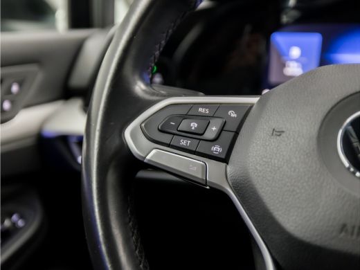 Volkswagen Golf 1.5 TSI Sport (APPLE CARPLAY, 4 CILINDER, GROOT NAVI, SFEERVERLICHTING, STUUR/STOELVERWARMING, SP... ActivLease financial lease