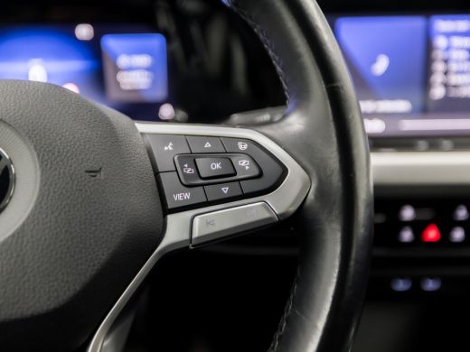 Volkswagen Golf 1.5 TSI Sport (APPLE CARPLAY, 4 CILINDER, GROOT NAVI, SFEERVERLICHTING, STUUR/STOELVERWARMING, SP... ActivLease financial lease