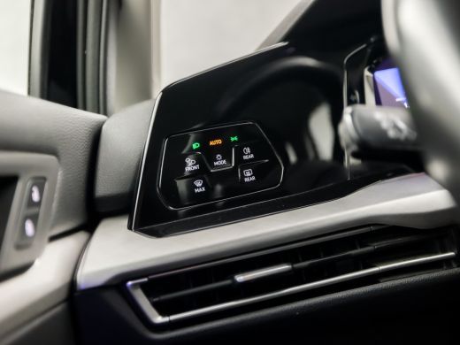 Volkswagen Golf 1.5 TSI Sport (APPLE CARPLAY, 4 CILINDER, GROOT NAVI, SFEERVERLICHTING, STUUR/STOELVERWARMING, SP... ActivLease financial lease