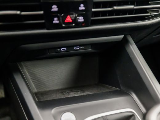 Volkswagen Golf 1.5 TSI Sport (APPLE CARPLAY, 4 CILINDER, GROOT NAVI, SFEERVERLICHTING, STUUR/STOELVERWARMING, SP... ActivLease financial lease