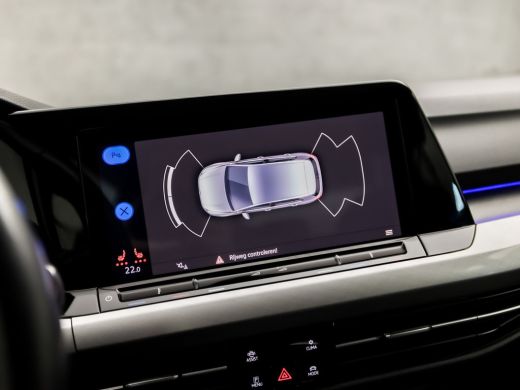 Volkswagen Golf 1.5 TSI Sport (APPLE CARPLAY, 4 CILINDER, GROOT NAVI, SFEERVERLICHTING, STUUR/STOELVERWARMING, SP... ActivLease financial lease