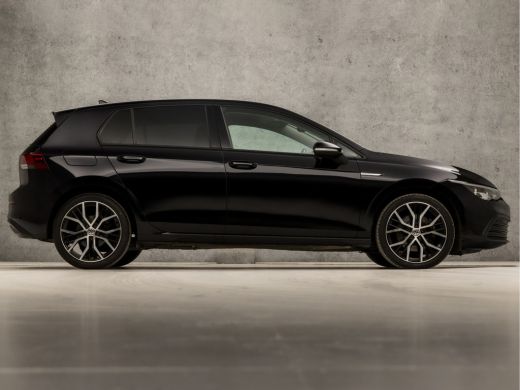 Volkswagen Golf 1.5 TSI Sport (APPLE CARPLAY, 4 CILINDER, GROOT NAVI, SFEERVERLICHTING, STUUR/STOELVERWARMING, SP... ActivLease financial lease