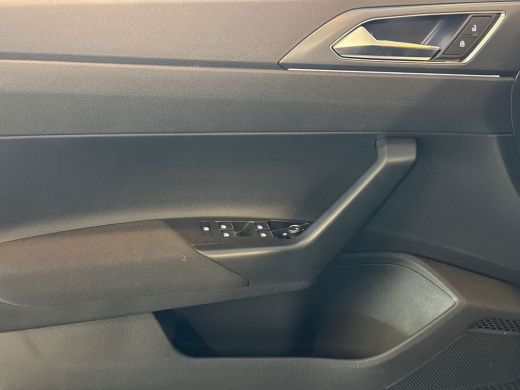 Volkswagen Polo 1.0 95pk TSI R-Line / Parkeersensoren voor & achter / Stoelverwarming / Achteruitrijcamera ActivLease financial lease