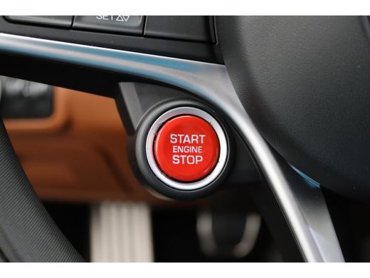 Alfa Romeo Giulia 2.0T Super Veloce | Vol leder | Groot Nav. | Veloce interieur | Stoel- en stuurwielverwarming Aut... ActivLease financial lease
