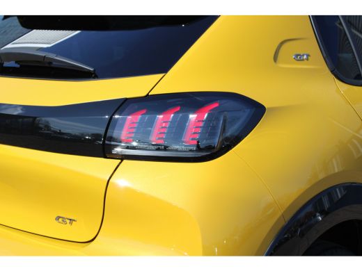 Peugeot 208 1.2 PureTech GT Pack | Navigatie | Camera | Panoramadak | Alcantara | Stoelverwarming | ActivLease financial lease