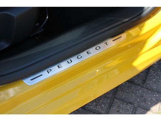 Peugeot 208 1.2 PureTech GT Pack | Navigatie | Camera | Panoramadak | Alcantara | Stoelverwarming | ActivLease financial lease