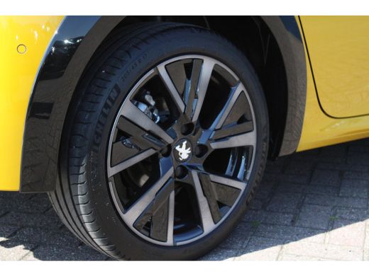 Peugeot 208 1.2 PureTech GT Pack | Navigatie | Camera | Panoramadak | Alcantara | Stoelverwarming | ActivLease financial lease