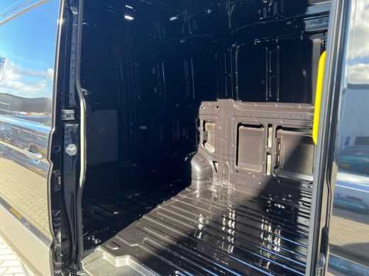 Volkswagen Crafter 35 2.0 TDI 177 pk L3H3 Exclusive Automaat ActivLease financial lease