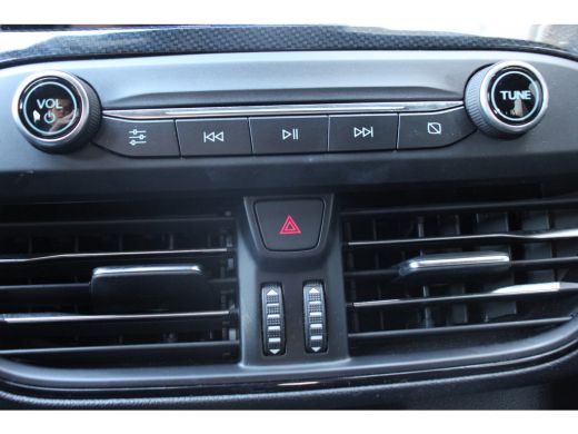Ford Focus Wagon 1.0EB ST-LINE | NL-AUTO! | WINTERPACK | FULL LED | 18'' LMV | NAVI | CLIMA | CRUISE | DEALE... ActivLease financial lease