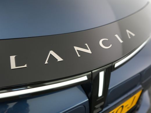 Lancia Ypsilon Lancia Edizione Cassina Limitata 51 kWh | 11 kW lader | Apple Carplay/Android Auto | Bestuurderss... ActivLease financial lease