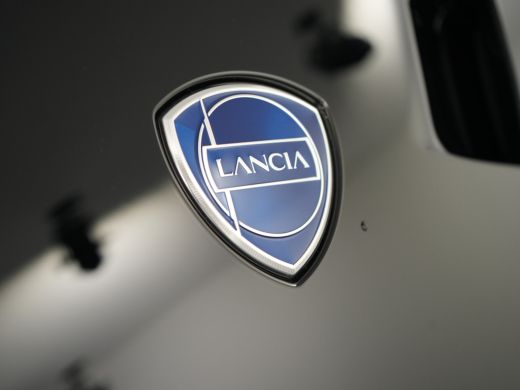 Lancia Ypsilon Lancia Edizione Cassina Limitata 51 kWh | 11 kW lader | Apple Carplay/Android Auto | Bestuurderss... ActivLease financial lease