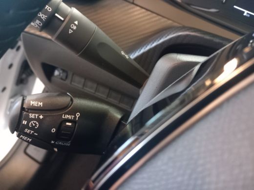 Peugeot 208 1.2 PureTech 75 5MT Style | Dashboard en deurpanelen in kunststof met carboneffect | Elektrisch v... ActivLease financial lease