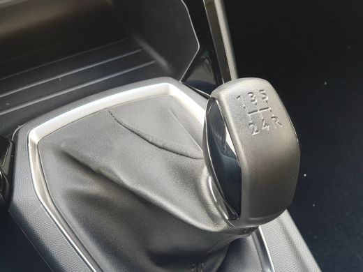 Peugeot 208 1.2 PureTech 75 5MT Style | Dashboard en deurpanelen in kunststof met carboneffect | Elektrisch v... ActivLease financial lease