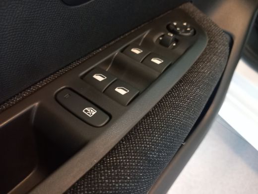 Peugeot 208 1.2 PureTech 75 5MT Style | Dashboard en deurpanelen in kunststof met carboneffect | Elektrisch v... ActivLease financial lease