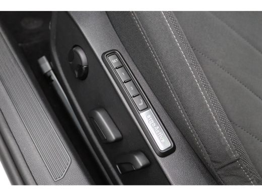 Volkswagen Golf 1.5 eTSI Style | Automaat | Full-Led | Panoramadak | Clima | Parkeersensoren | | Airconditioning ... ActivLease financial lease