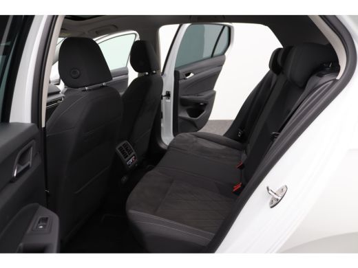 Volkswagen Golf 1.5 eTSI Style | Automaat | Full-Led | Panoramadak | Clima | Parkeersensoren | | Airconditioning ... ActivLease financial lease