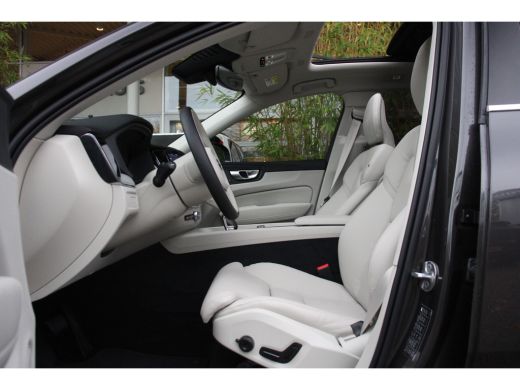 Volvo  XC60 Volvo 2.0 Recharge T6 AWD Plus Bright | Trekhaak | Schuifdak | Memory Seats | Stuur- en stoelverw... ActivLease financial lease