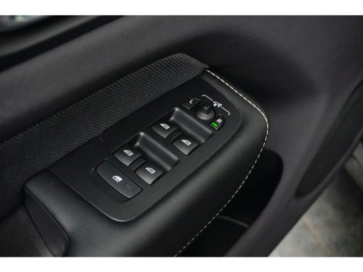 Volvo  XC60 2.0 T8 Plug-in hybrid AWD R-Design | Trekhaak | Camera | Schuifdak | Adaptive Cruise | BLIS ActivLease financial lease