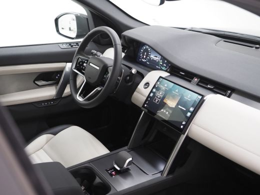 Land Rover Discovery Sport Land Rover P300e Dynamic SE | El. trekhaak | 20 Inch | Black Pack | Panoramadak | Driver Assist Pack ActivLease financial lease