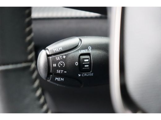 Peugeot e-2008 EV 136PK ALLURE PACK AUTOMAAT / NAVI / LEDER / CLIMA / LED / PDC / 17" LMV / CAMERA / KEYLESS / A... ActivLease financial lease