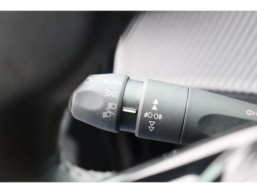 Peugeot e-2008 EV 136PK ALLURE PACK AUTOMAAT / NAVI / LEDER / CLIMA / LED / PDC / 17" LMV / CAMERA / KEYLESS / A... ActivLease financial lease