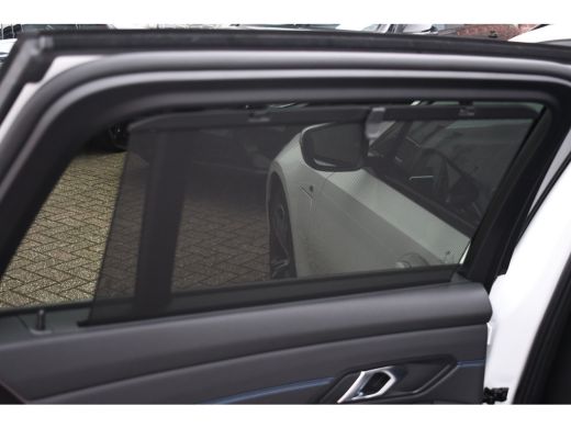 BMW 3 Serie Touring 330e M-Sport Pano ACC Trekh HUD El-zetel 19inch Adp-onderstel ActivLease financial lease