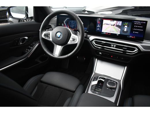 BMW 3 Serie Touring 330e M-Sport Pano ACC Trekh HUD El-zetel 19inch Adp-onderstel ActivLease financial lease