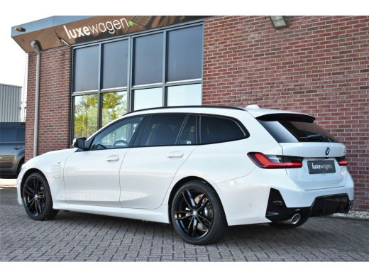 BMW 3 Serie Touring 330e M-Sport Pano ACC Trekh HUD El-zetel 19inch Adp-onderstel ActivLease financial lease