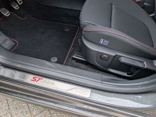 Ford Focus Ford Wagon 1.0 EcoB Hybrid ST Line X Panoramadak | Matrix-LED | Winterpack ActivLease financial lease