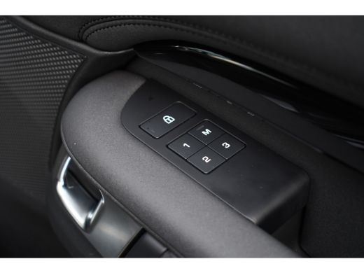 Land Rover Discovery 3.0 D300 HSE Pano Trekh HUD ACC Meridian Luchtv ActivLease financial lease