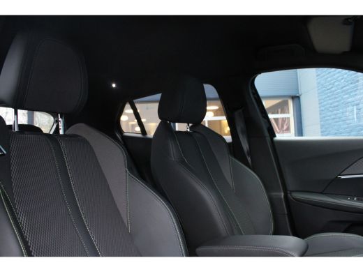 Peugeot 2008 SUV 1.2 PureTech 130pk EAT8 GT | Automaat | Navigatie | Camera | Nieuw model | 17.000km | ActivLease financial lease