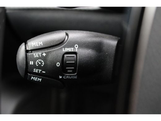 Peugeot 2008 Peugeot SUV 1.2 Hybrid 136pk Allure | Automaat | Navigatie | Camera | Stoelverwarming | ActivLease financial lease