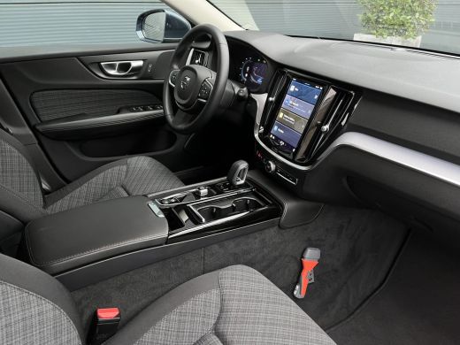 Volvo  V60 Volvo 2.0 T6 Plug-in hybrid AWD Essential Bright | Google | Trekhaak | DAB | ActivLease financial lease