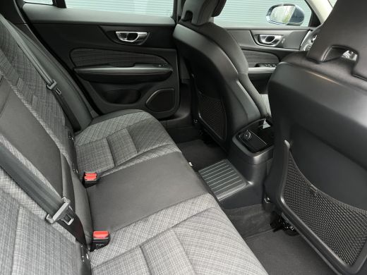 Volvo  V60 Volvo 2.0 T6 Plug-in hybrid AWD Essential Bright | Google | Trekhaak | DAB | ActivLease financial lease