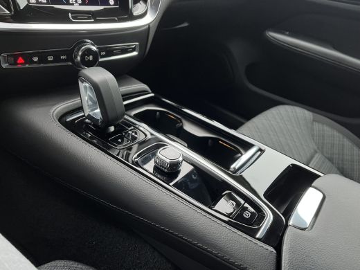 Volvo  V60 Volvo 2.0 T6 Plug-in hybrid AWD Essential Bright | Google | Trekhaak | DAB | ActivLease financial lease