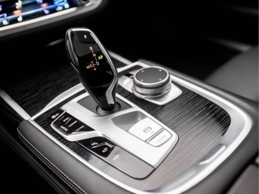 BMW 7 Serie 740d xDrive M Sport High Executive 351Pk automaat (SCHUIFDAK, APPLE CARPLAY, BMW PREMIUM GARANTIE... ActivLease financial lease