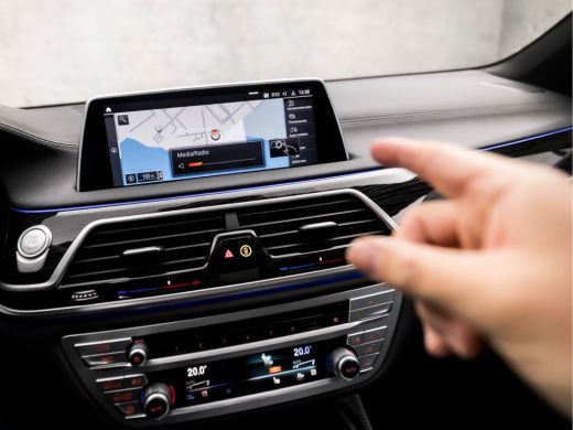 BMW 7 Serie 740d xDrive M Sport High Executive 351Pk automaat (SCHUIFDAK, APPLE CARPLAY, BMW PREMIUM GARANTIE... ActivLease financial lease