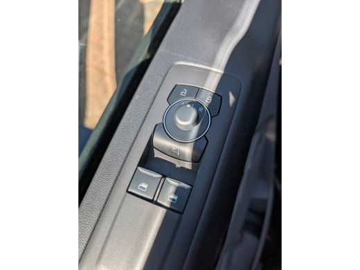 Ford Transit Custom 320 2.0 TDCI L2H1 Limited 170pk | Automaat | 3- Zits | Voorruitverwarming | Camera | Clima | Crui... ActivLease financial lease