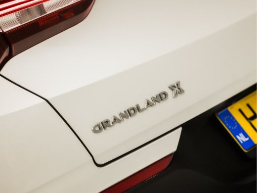 Opel Grandland X 1.2 Turbo Innovation Sport (APPLE CARPLAY, GROOT NAVI, CAMERA, GETINT GLAS, LEDER, SPORTSTOELEN... ActivLease financial lease