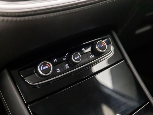 Opel Grandland X 1.2 Turbo Innovation Sport (APPLE CARPLAY, GROOT NAVI, CAMERA, GETINT GLAS, LEDER, SPORTSTOELEN... ActivLease financial lease