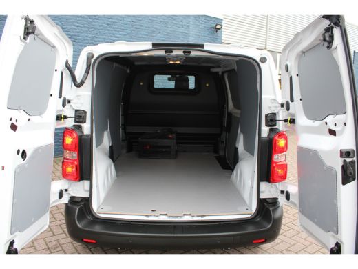 Peugeot Expert 2.0 BlueHDi 145pk L2 | Navigatie | Camera | 3-Zits | Trekhaak | Nieuw model | ActivLease financial lease