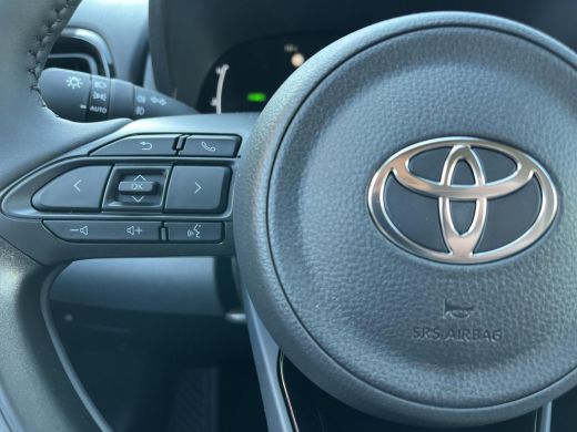 Toyota Yaris 1.5 Hybrid 115 Dynamic | Comfort Pack | Forest green metallic | Nieuw uit voorraad leverbaar | ActivLease financial lease