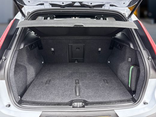 Volvo  XC40 B4 Plus Dark | Trekhaak | Elektrisch verstelbare stoelen | Harman Kardon | Adaptieve cruise | BLI... ActivLease financial lease