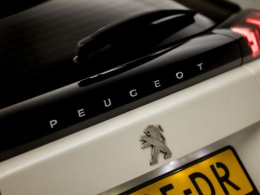 Peugeot 2008 1.2 PureTech Sport (APPLE CARPLAY, GROOT NAVI, LED KOPLAMPEN, GETINT GLAS, SPORTSTOELEN, CRUISE, ... ActivLease financial lease