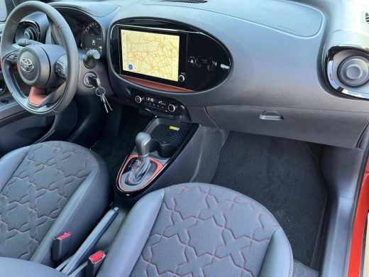 Toyota Aygo X 1.0 VVT-i S-CVT Envy | Chili red met zwart dak | Nieuw uit voorraad leverbaar | ActivLease financial lease