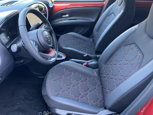 Toyota Aygo X 1.0 VVT-i S-CVT Envy | Chili red met zwart dak | Nieuw uit voorraad leverbaar | ActivLease financial lease