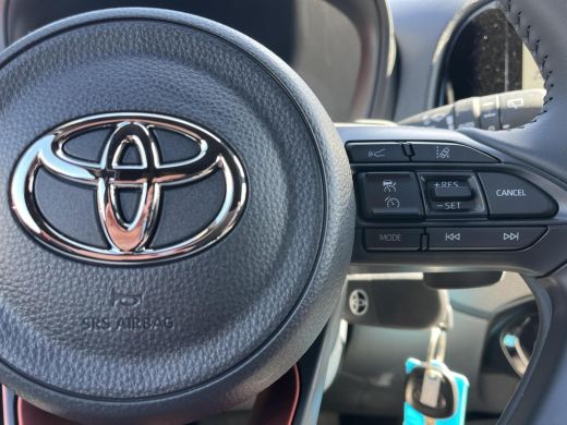 Toyota Aygo X 1.0 VVT-i S-CVT Envy | Chili red met zwart dak | Nieuw uit voorraad leverbaar | ActivLease financial lease