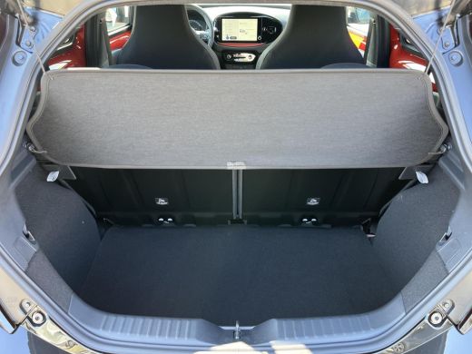 Toyota Aygo X 1.0 VVT-i S-CVT Envy | Chili red met zwart dak | Nieuw uit voorraad leverbaar | ActivLease financial lease